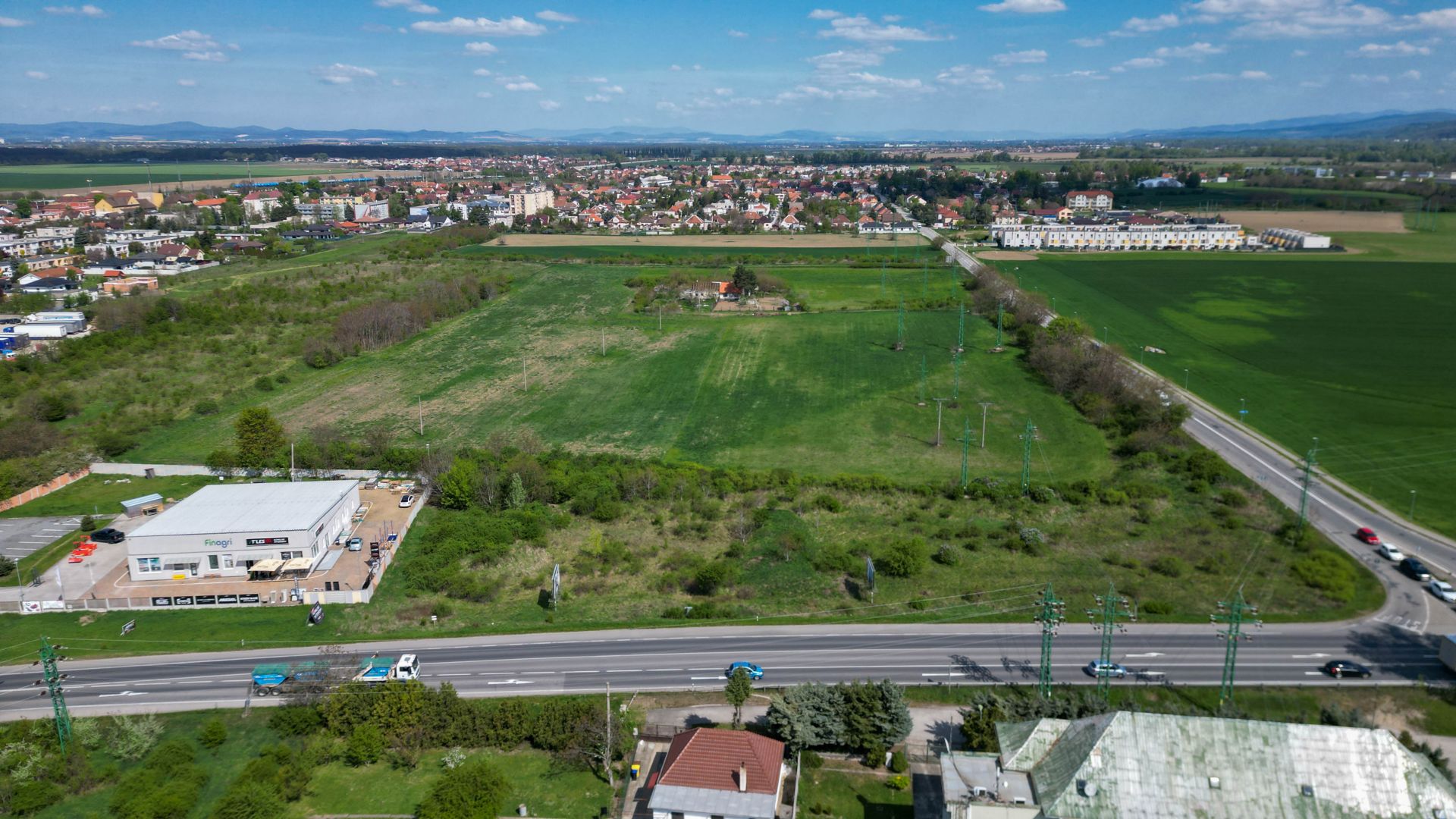 PREDAJ, INVESTIČNÝ POZEMOK 1 440 m², LEOPOLDOV, ŤAH D1 → HLOHOVEC